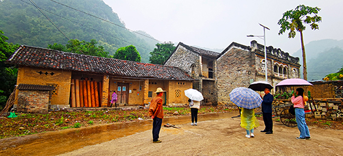 赴崇左市驮卢镇屯村美丽乡村建设项目考察